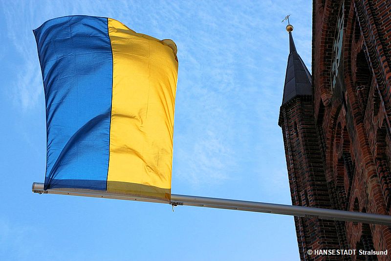Als Zeichen der Solidarität und des Wunsches nach Frieden wehte am Rathaus die Flagge der Ukraine.