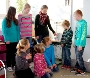 Foto - Annika Weitkunat erklärt den Schülern die Funktionsweise der CO2-Ampel. © Hansestadt Stralsund