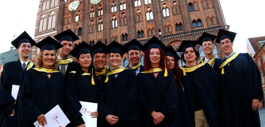 Выпускники Университета прикладных наук перед зданием городской ратуши