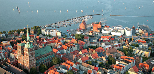 Luftbild över Stralsund med ön där gamla stan är belägen