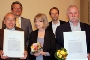 Die Geehrten in der ersten Reihe: Anton Werner, neben ihm seine Frau Angelika und rechts Joseph Wycisk, dahinter (l.) Peter Paul, Präsident der Bürgerschaft und rechts Ekkehard Wohlgemuth, Leiter des Amtes für Planung und Bau (r.)