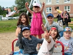 Große Freude bei den Kindern, die ihren neuen Spielplatz sofort in Beschlag nahmen