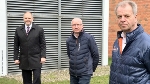 v.l.n.r. Oberbürgermeister Alexander Badrow, Geschäftsführer SWS Energie Andreas Mayer und Jürgen Müller, Geschäftsführer der REWA eim Pressetermin vor Ort vor dem Blockheizkraftwerk in der Prohner Straße