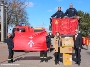 Oberbürgermeister Alexander Badrow mit Kameraden der Stralsunder Feuerwehr und Steffi Behrendt, Amtsleiterin für Kultur, Welterbe und Medien, die im Kontakt mit den chinesischen Städtepartnern die Lieferung nach Stralsund betreut hat.