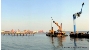 Ganz rechts der Kran zum 'Kranen', also ins Wasser heben der Boote, links daneben die Plattform mit der Technik zur Bohrlochsondierung