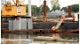 Bauarbeiter in Aktion an der Wasserbaustelle Ostmole