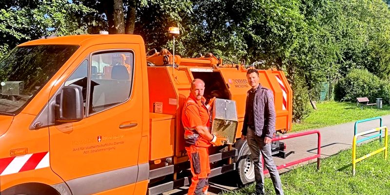 Amtsleiter Timo Vicens (r.) und Mitarbeiter Dirk Lüskow fahren eine Strecke ab und vergleichen, wie gut Künstliche Intellige