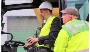 Oberbürgermeister Alexander Badrow (l.), hier mit Baggerfahrer Jörg Lewerenz, verdichtet unter Anleitung den produzierten Ersatzbrennstoff in einem Container
