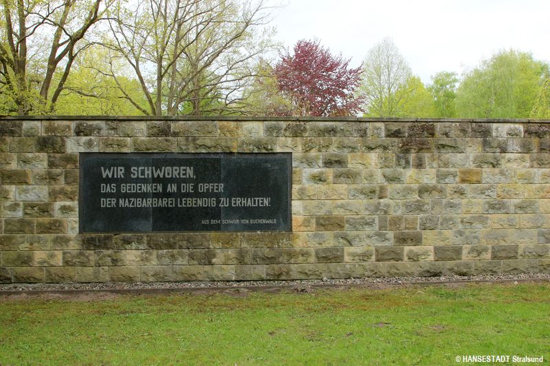 Die Kriegsgräberstätte mit Gedenktafel