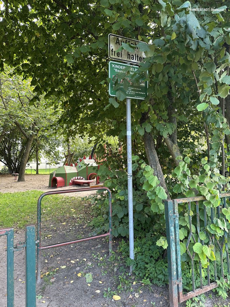 Auf dem Spielplatz Baumschulenstraße müssen die Baumpfleger anpacken Auf dem Spielplatz Baumschulenstraße müssen die Baumpfleger anpacken