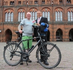 Oliver Trelenberg (l.) auf Zwischenstopp bei seiner 3.000 km - Tour in Stralsund vor dem Rathaus mit Oberbürgermeister Dr.-Ing. Alexander Badrow