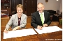 AWO-Geschäftsführerin Dr. Catrin Dohse und Oberbürgermeister Alexander Badrow unterzeichnen den Vertrag zur Förderung des Frauenschutzhauses