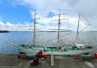 Der Weiße Schwan der Ostsee strahlt wieder - hier am Kai der Volkswerft