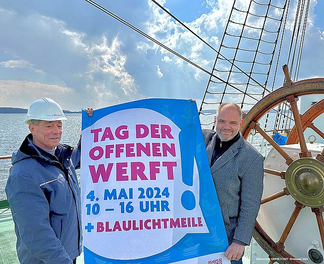 Werbung in eigener Sache, links Peter Fürst, Projektleiter für die Sanierung der GORCH FOCK (l), rechts Oberbürgermeister Alexander Badrow