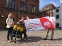 Hans, der Hanseradler kommt auf dem Alten Markt in Stralsund an.