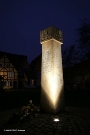 Beleuchtete Stele im Johanniskloster