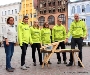 Foto: Hansestadt Stralsund/Pressestelle - Sie gehören zu den Freiwilligen, die seit September für ein Jahr in der Jugendbauhütte Stralsund arbeiten und Erfahrungen im denkmalpflegerischen Bereich sammeln (v.l.n.r. im Sweatshirt der Jugendbauhütte): Marthe Küster, Rosa Wellmann, Vittoria Guarino und Sebastian Jasper, ganz links: Petra Heldt, Geschäftsstellenleiterin des ijgd-Landesverein Mecklenburg-Vorpommern e.V. und Schleswig-Holstein e.V., ganz rechts: Christian Barth, Leiter der Jugendbauhütte Stralsund/Szczecin. Er präsentiert hier ein Produkt aus der Arbeit der Jugendbauhütte - ein sogenanntes 'Hobelpferd'.