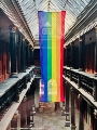 Regenbogenfahne im Rathausdurchgang