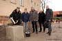 Die Schatulle wird in den Grundstein eingelassen. v.l.n.r: Vorsitzender des Gemeindebauausschusses, Helge Breuer, Pastor Reinhart Haack, der Präsident der Stralsunder Bürgerschaft, Peter Paul, der Vorsitzende des Kirchenkreisrates, Propst Gerd Panknin und Stralsunds Oberbürgermeister Alexander Badrow