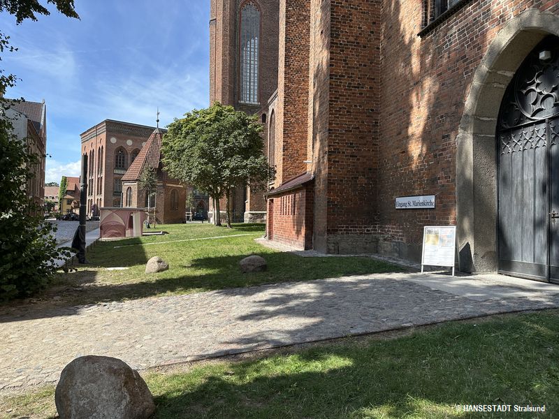 Umfeld Marienkirche - Eingang Marienkirche und Apollonienkapelle