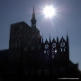 Rathausfassade mit Sonne