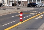 Beispielfoto für die Veränderung der Verkehrsführung mittels Baken und gelben Markierungen