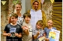 Foto: Stadtbibliothek Stralsund - Vorn die Lesewettstreit-Sieger der Hermann-Burmeister-Grundschule und dahinter (l.) Lehrerin Stefanie Bevier sowie Christian Berkenkamp als Leselöwe