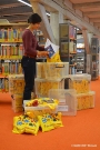 Eine Mitarbeiterin der Stadt- und Kinderbibliothek hat die Lesebeutel gepackt