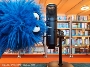 Monsterchen Blaubert (das Maskottchen der Stadtbibliothek Stralsund) übt schon mal am Mikrofon für den Podcast