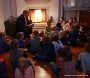 Während der Vorlesestunde des Oberbürgermeisters am Kamin für die Gewinnerklasse