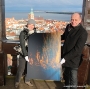 'Das ist meine Stadt.' Sandra Bergemann ließ es sich nicht nehmen, mit der Kunst unterm Arm die 365 Stufen der Marienkirche hinaufzuklettern. 'Von hier aus kann ich wunderbar über die Stadt und auf mein 'Heimatmeer' - die Ostsee - schauen. Sie inspiriert mich immer wieder.' Rechts im Bild: Dr. Burkhard Kunkel, Beauftragter für Kunst- und Kulturbesitz/Kulturmanagement, unter anderem verantwortlich für die Reihe 'Kunst im Rathaus'