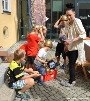 Christina Kleina verwandelt die Mädchen und Jungen in kleine Wikinger.