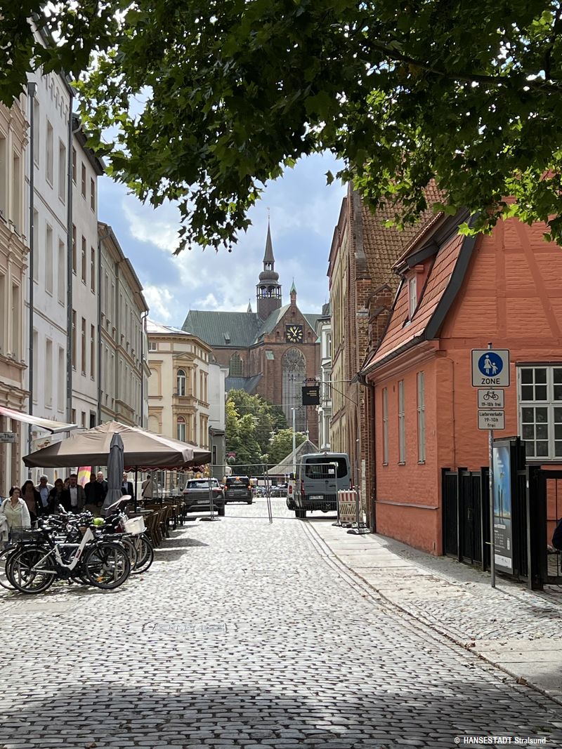 Mehr als 100 Meter ist sie lang, die neue Museumsmeile zwischen Neuem Markt und Böttcherstraße mit Museumshaus, STRALSUND MUSEUM und MEERESMUSEUM Mehr als 100 Meter ist sie lang, die neue Museumsmeile zwischen Neuem Markt und Böttcherstraße mit Museumshaus, STRALSUND MUSEUM und MEERESMUSEUM