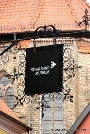 Das Logo des STRALSUND MUSEUM auf dem Hinweiszeichen vor dem Kloster
