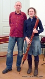 Dirk Simon (l.), Vorsitzender des Fördervereins und Martha Ott von der Musikschule mit der Großbassblockflöte