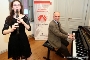 Martha Ott spielt auf der Blockflöte, Musikschuldirektor Wolfgang Spitz begleitet am Klavier