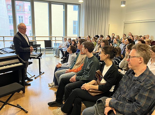 Michael Schwabenthal spricht zum Abschied vor seinen Schülerinnen, Schülern und Eltern