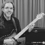 Sven Kühbauch ermöglicht einen einfachen und intensiven Einstieg in die weite Welt der Rock-Gitarre.
