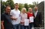 Der Ruder-Club Vorsitzende Christian Loßmann (l.) und Oberbürgermeister Dr. Alexander Badrow (r.) freuen sich mit den jungen Rudersportlern Klas Ole Lass, Noreen Jungen und Lena Kolwey