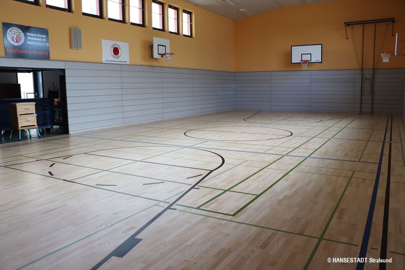 sanierter Parkettboden in der Sporthalle der Regionalen Schule 'Hermann Burmeister' sanierter Parkettboden in der Sporthalle der Regionalen Schule 'Hermann Burmeister'