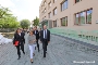 Ronny Planke (links) und Solveig Wieck (beide SES), Senator Holger Albrecht (2. Reihe) begleiten Minister Pegel bei der Besichtigung der Schill-Schule