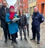 Gratulation direkt vor der inzwischen erledigten 5.000. Mängelmeldung in der Langenstraße v.l.n.r.: Heino Tanschus, Leiter des Ordnungsamtes, die Stralsunderin Dagmar Fromme, sie hatte den Mangel im Gehweg als 5.000. Mangel gemeldet, Anett Putbrese von der Abteilung Verkehrsangelegenheiten, zu der der Mängelmelder gehört, Juliane Nößler, sie koordiniert die Mängelmeldungen und den Kommunalen Ordnungsdienst, für den Sascha Scharpack täglich mit weiteren Kollegen im Stadtgebiet unterwegs ist.