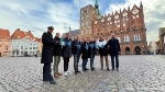 Gemeinsames Treffen vor dem Start der Straßensammlung auf dem Alten Markt der Hansestadt Stralsund mit v.l.n.r dem Leiter der Marinetechnikschule Kapitän zur See Matthias Braband, Landrat Stefan Kerth, Bürgerschaftspräsident Peter Paul, Oberbürgermeister Alexander Badrow, Gemeindereferent Stefan Mark von der Katholischen Militärseelsorge Kramerhof, Pfarrer Carsten Süberkrüb, Thomas Reichenbach, Vorsitzender des Kreisverbandes Vorpommern-Rügen des Volksbundes Deutsche Kriegsgräberfürsorge e.V., und Philipp Schinschke, Landesgeschäftsführer Volksbund Deutsche Kriegsgräberfürsorge e. V., Landesverband Mecklenburg-Vorpommern.