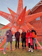 Freude bei allen darüber, dass die Stralsunder Galerie der 20 Riesen-Sterne jetzt vollständig aufgebaut ist und leuchtet, hier am Stern an der Schleusenbrücke v.l.n.r. Oberbürgermeister Alexander Badrow, von Sound Projekt Johannes Brauns und Max Struppe, Amtsleiterin Heidi Waschki und Peter Faasch, verantwortlich für die Stadtbeleuchtung