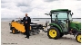 Oberbürgermeister Alexander Badrow vor der neuen Strandreinigungsmaschine
