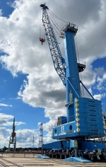 Der Hafenmobilkran Liebherr LHM 500, der jetzt verkauft wurde,  wiegt 465 Tonnen.