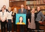 Antonia Liebler (3.v.r.), Stralsunder Preisträgerin des Europäischen Wettbewerbs 2017, überreicht Oberbürgermeister Alexander Badrow ihr Kunstwerk „Mein Europa, Dein Europa – Unser Europa“ als Dankeschön für die erstmalige Stiftung des Bürgermeisterpreises, mit dabei die drei Preisträgerinnen 2018, Hanna Jungnickel (4.v.l.), Elgin Kuhnert (3.v.l.) und Hanna Mirjam Schumann (1.v.l.), die Fachlehrerinnen Kathrin Bucholz und Ulrike Greiner sowie der Schulleiter des Hansa-Gymnasiums Thomas Janke.