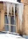 Ein Beispiel für kleine und größere herabhängende Eiszapfen, die im Extremfall herabfallen und Schaden anrichten könnten.