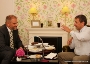 Tee trinken wie die Briten. Dirk Möller (r.) erläutert Oberbürgermeister Alexander Badrow die Feinheiten englischer Teesitten.