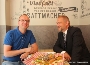 Renè Küther (l.) im Gespräch mit Oberbürgermeister Alexander Badrow: 'In Stralsund läuft es am besten.'
